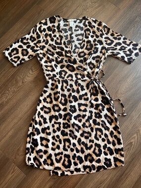 H&M Leopard Print Wrap Dress - Beige & Black with side tie for a custom fit 🐆🍃